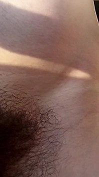Gambe pelose, buco del culo e figa allargata