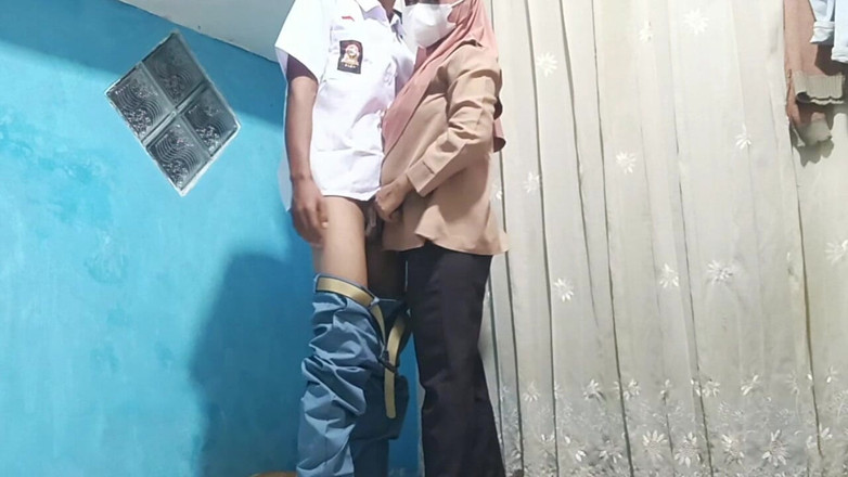 Rania: 학교에서 집으로 돌아오라고 학생들을 초대하는 교사