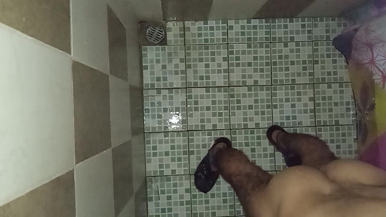 Cute boy jerks off: Guy Takes Pleasure in the Bath for His Wife to...