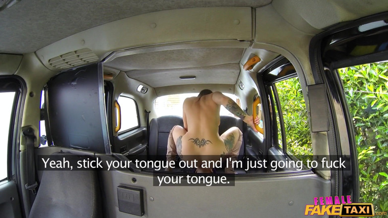 Female Fake Taxi: Ženský Fake Taxi - Sexy Emo Kočka ochutná kundičku řidiče