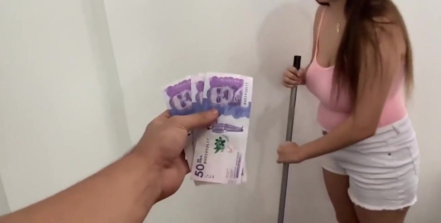 Ivana Montana: Fodendo minha empregada latina enquanto minha esposa está ausente