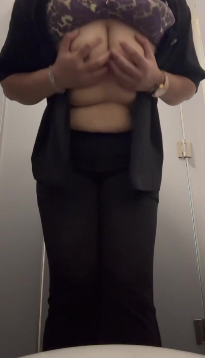 Hot Indian mommy: Desi Bhabhi Boobs Show