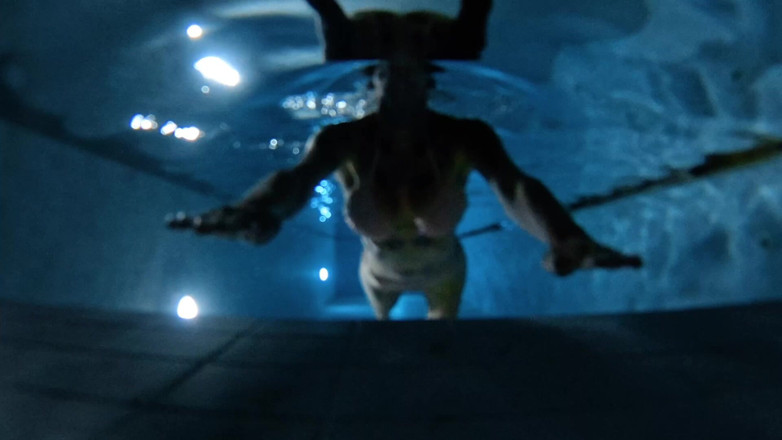 Skully inkson: Baignade nocturne sous l’eau
