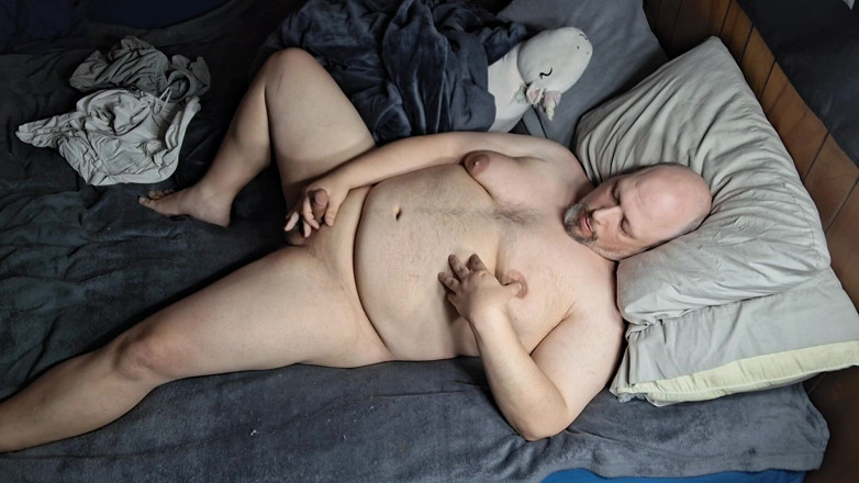 Printsofallsayings: Il ragazzo paffuto si distrae a letto e viene