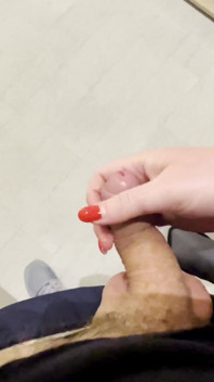 Punheta na loja de móveis Ejaculação arriscada e louca!