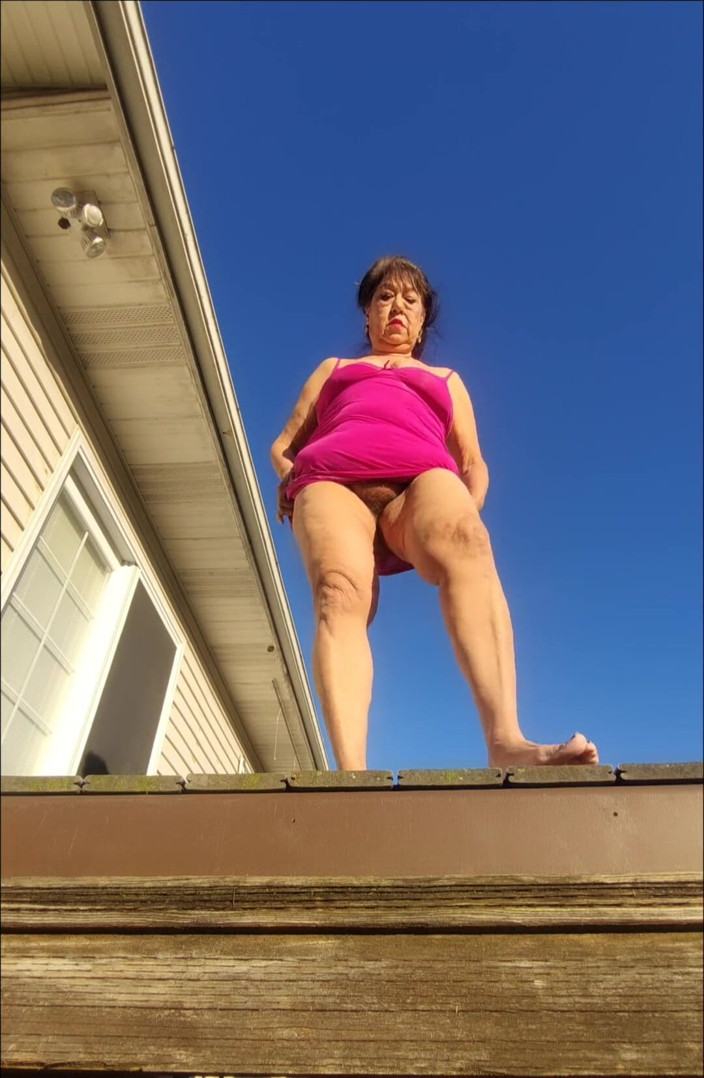Zilah Luz: Enjoying Peeing Out Doors