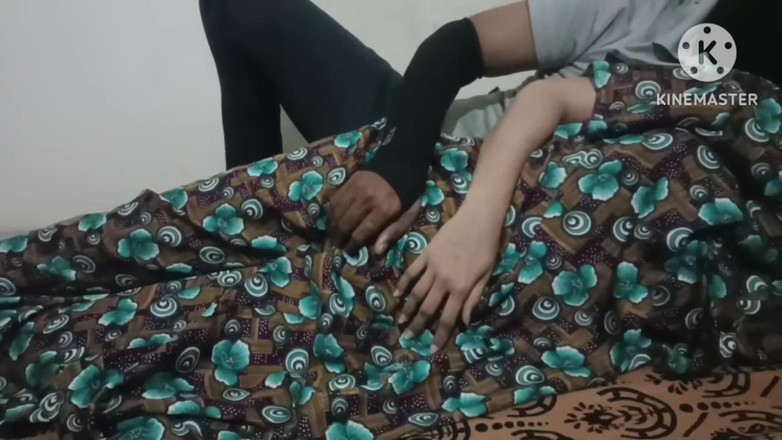 Meena aur James: Зять занимается сексом с тещей в ее комнате, когда в комнате никого нет