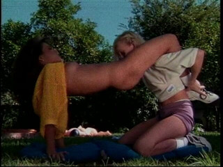 A Lesbian World: Une salope asiatique et son amie lesbienne baisent avec un...