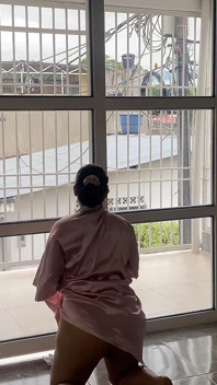 Klien merayu pembersih jendela dan menidurinya dengan keras