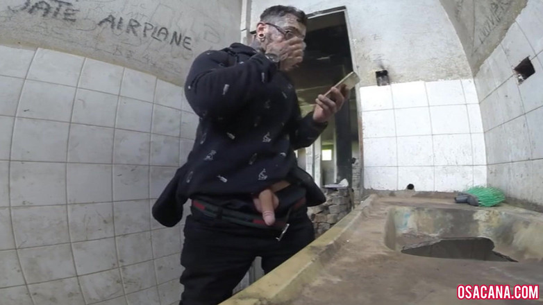 World Gay: Salté la pared para masturbarme en el cobertizo que tembloraba