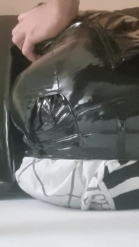 털이 무성한 보지를 따먹히는 발정난 십대