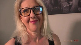 Șefă matură țâțoasă doamnă Doamna Maggie te intervievează pentru un loc de muncă (vedere la persoana 1)