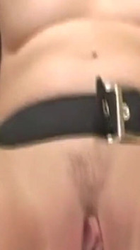 Cewek sange ini lagi asik fingering beceknya sampai lubangnya menganga lebar