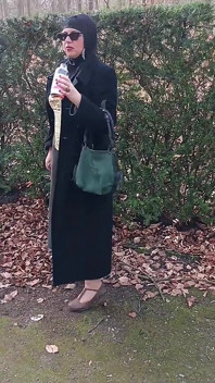 Meine Muslimische Freundin Zeigt Ihre Muschi Draußen Im Park.
