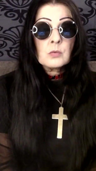MILF Halloween Ozzy Cosplay merokok