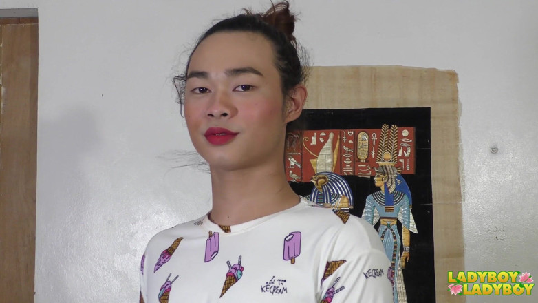Grooby Girls: Ladyboy Thai yang cantik memancut mani untuk awak!