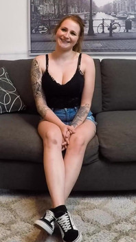Une star du porno à gros nichons ouvre ses trous pour avoir des bites et des vues