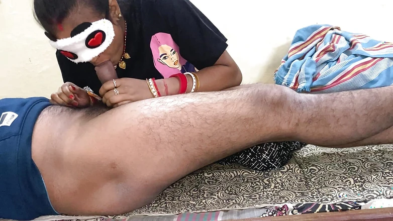 Kamdev: Bhabhi đang lấy toàn bộ dương vật trong miệng của cô ấy...