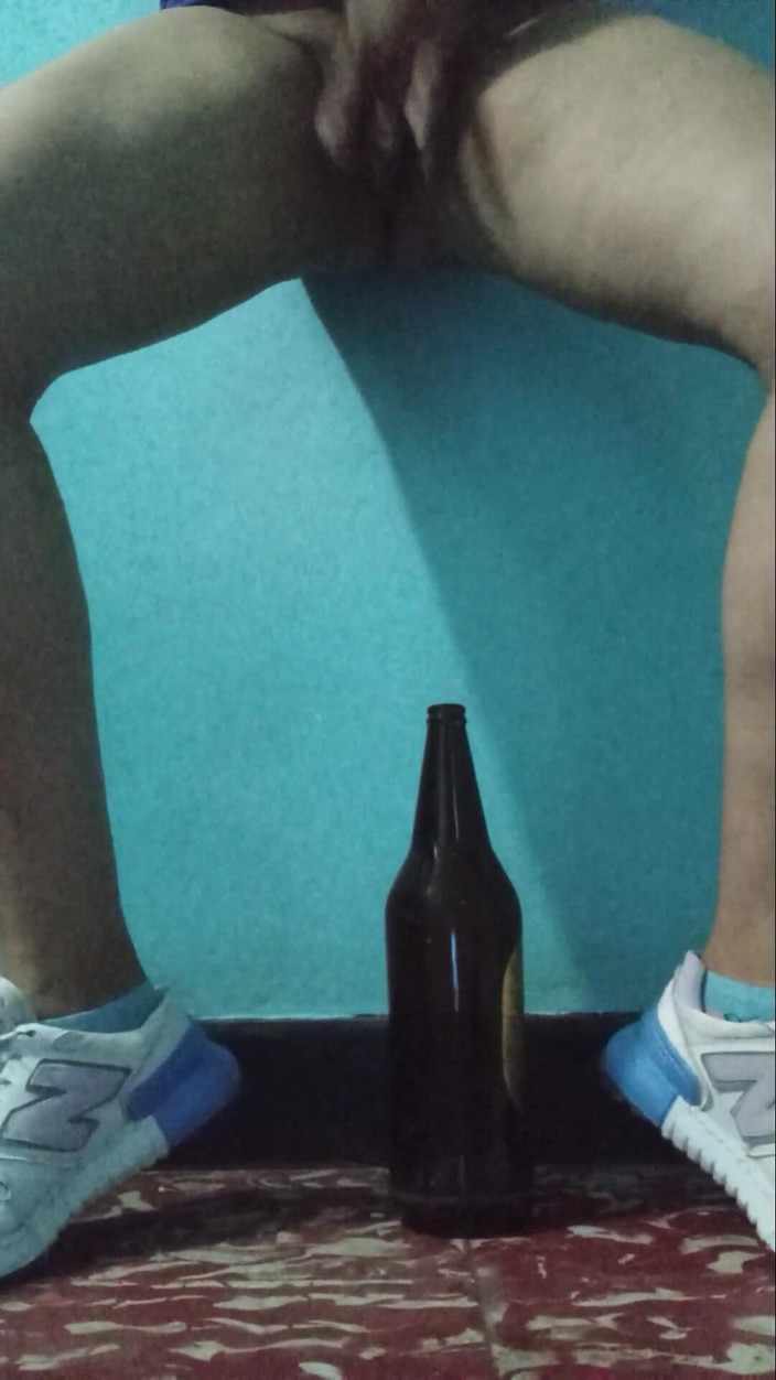 Lobicam: Mă masturbez bine cu degetele și o sticlă îmi scoate Uff lapte...