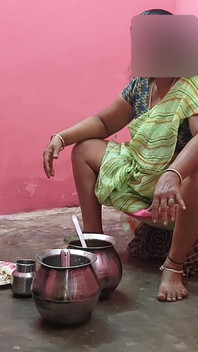 Dì đang ngồi và ăn cho đến khi đùi của bà được nhìn thấy. Tôi có cảm xúc khi gặp cô ấy. Tôi đi chảy tràn tinh dịch và làm tình với cô ấy.