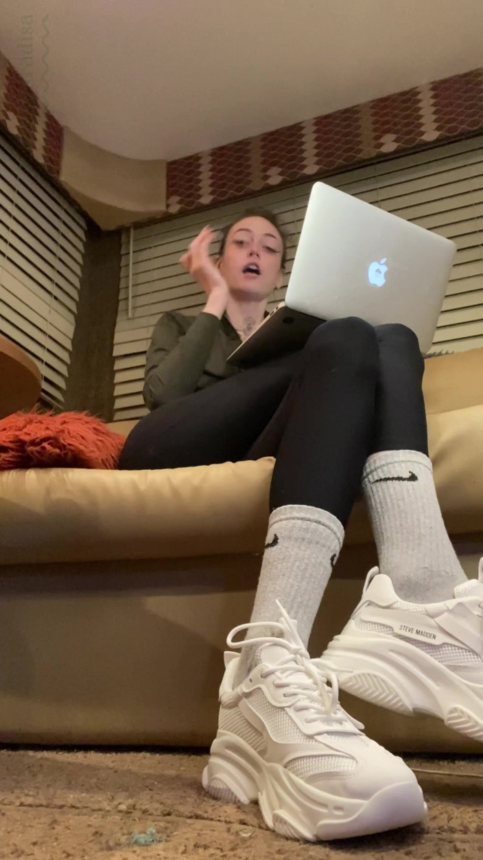 Nina Paradisa: 내 발 괴물 남친을 축소