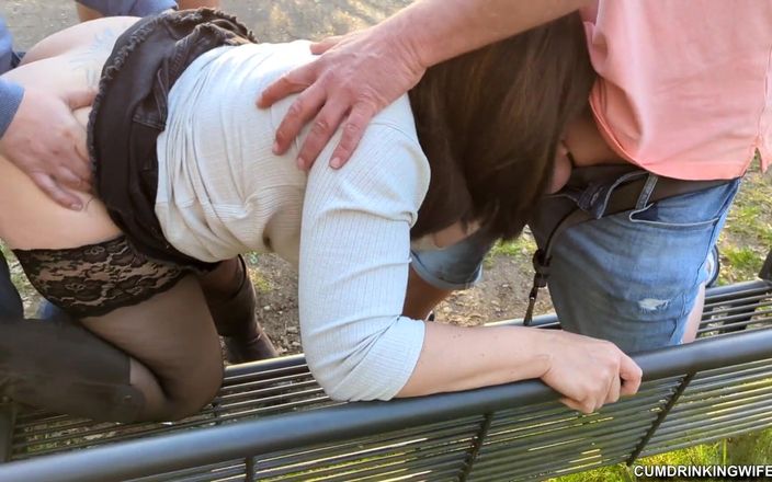 Cumdrinking Wife: Dientot dan dicrot sama orang asing di taman umum