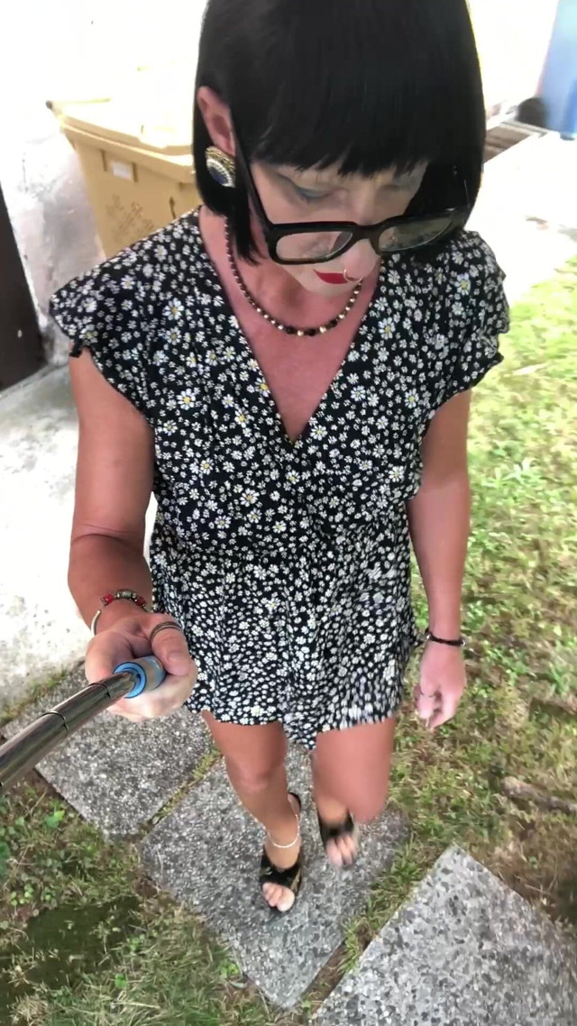Wanderin' in the Garden Like a Bitch (Andreina Naty)