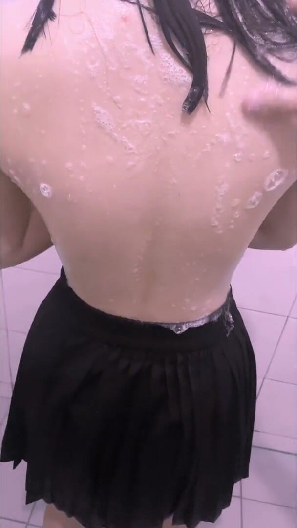 Hashini Hirunika: sama pacar di kamar mandi