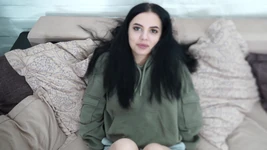 Morena beleza em meias pretas chupa um pau