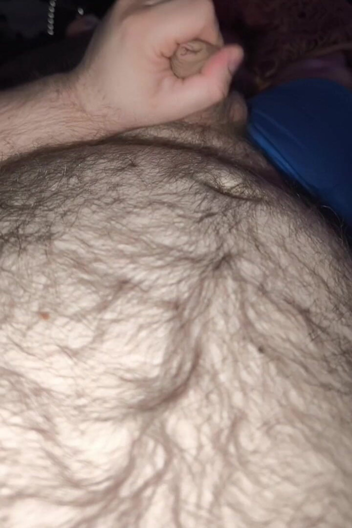 BearPup Akuma: Urso gordo se masturbando e gozando na barriga peluda