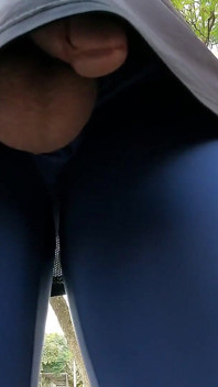 ちょうどタイトな服でイキそうになったところに見つかった!熱すぎる...