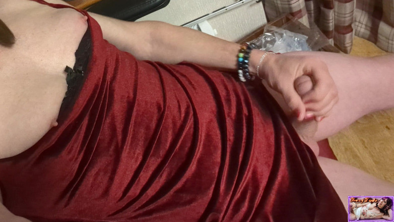 Fiona of Delights: Elegante dama masturba su polla para ti