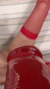 Rulitos Rojo, morena de tetas pequeñas se masturba sola con grandes juguetes en el culo