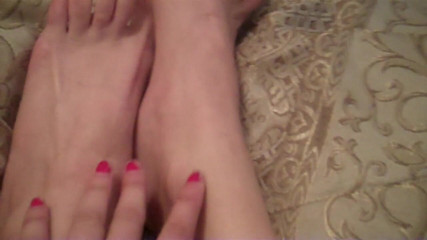 Cryptostudios: Tabitha com os pés unhas rosa