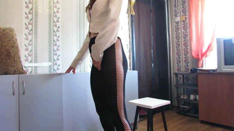 Sweet beauty: Femeie drăguță care se pișă fără să-și scoată ciorapii