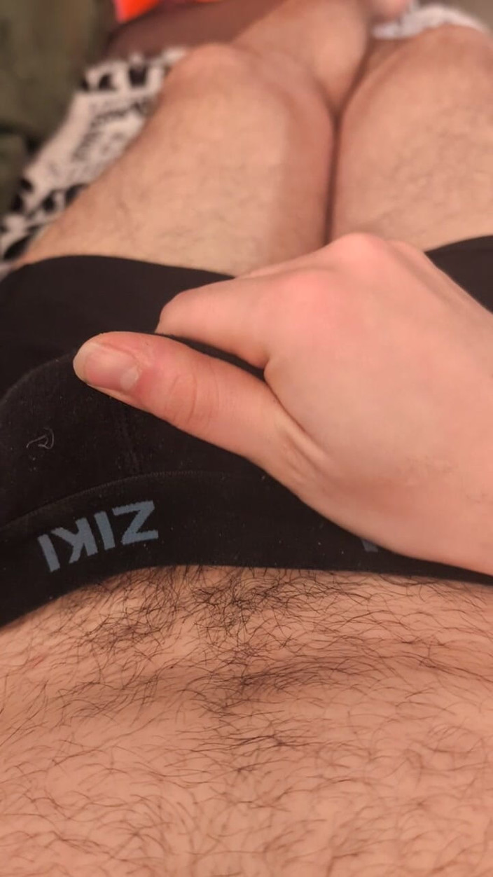 BiBoyxD: Der behaarte junge wichst sich selbst und kommt in seine...