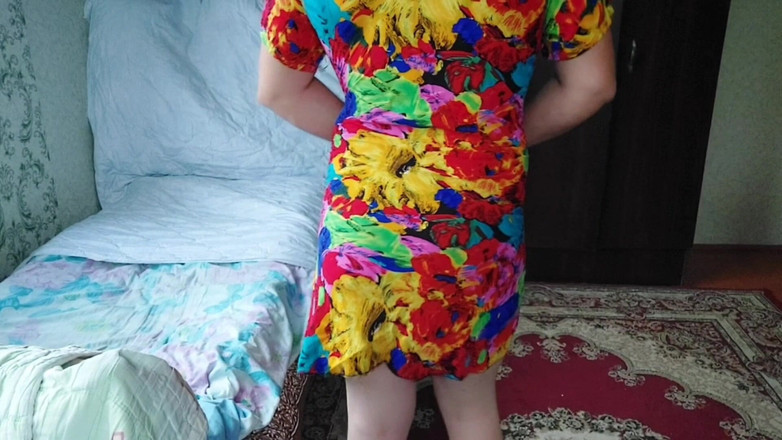 Kitty_Cross: Mini abito bollente flower calda ladyboy solo spogliarello grande culo...
