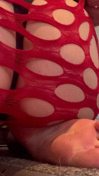 Giganta pequeña secretamente me mira ducharme y orinar comiendo el desayuno