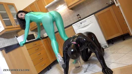 Eu sou um fetichista zentai dominante e amo ser mimado por meus escravos