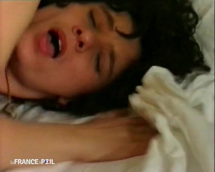 Rue Chaude: Este trezită după ce i se linge pizda.