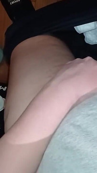 Moje nevlastní sestra a já tajně masturbuji