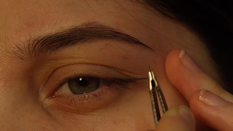 AmayaMori: Aku akan mencabut alisku ekstra dekat dengan pinset alis jadi...