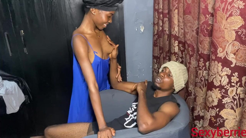 Sexyberrie1: La piccola sorellastra supplisce del suo comportamento sbagliato con la...