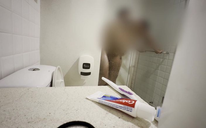Pacho fox: 義理の妹がシャワーで自分を触っているのを捕まえて、私に性交させてください