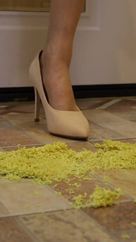 Menghancurkan Makanan pada Kasut Tumit Tinggi. Fetish Kaki.