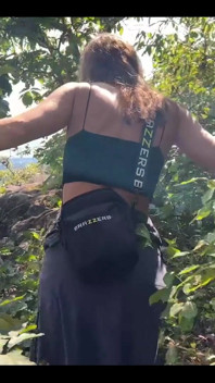 ¡Este es un momento divertido en el bosque!