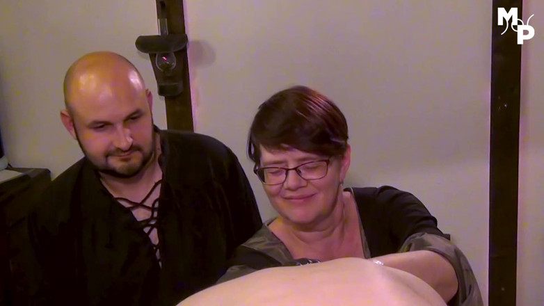 Schwester Sandra: Sahibe Sandra ve Marcus Pollack biseksüel kölelerine yumruk sokuyor