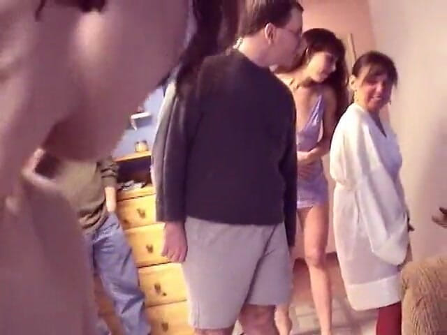 Girl on Girl: Büyük memeli lezbiyen kız arkadaşına kelepçe takıyor ve takma yarakla...