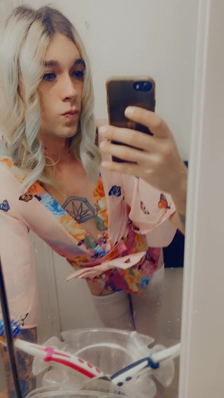 CarmenMelatonin: Kimono Kiss babe wants cock