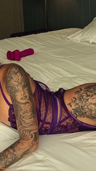 İtaatkar Asyalı ladyboy köle eğitimi ve ilk anal oyuncu seçmeleri